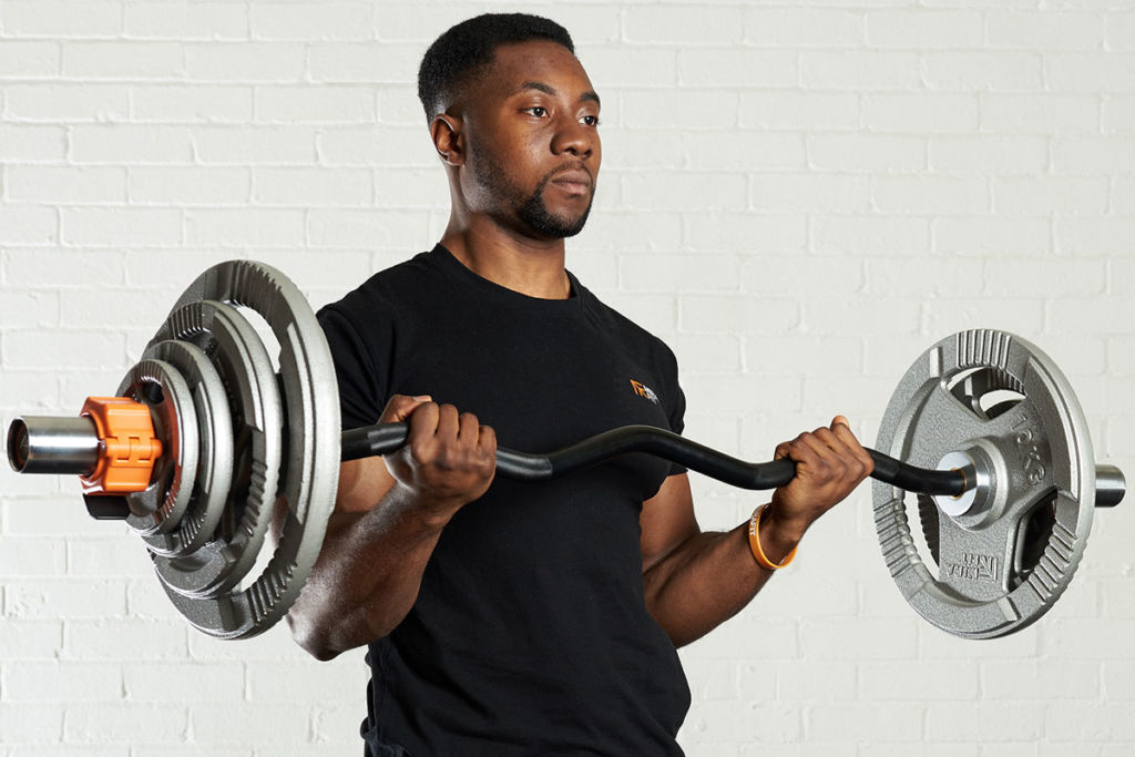10 Latihan Wajib dengan EZ Curl Bar untuk Biceps yang Lebih Kuat