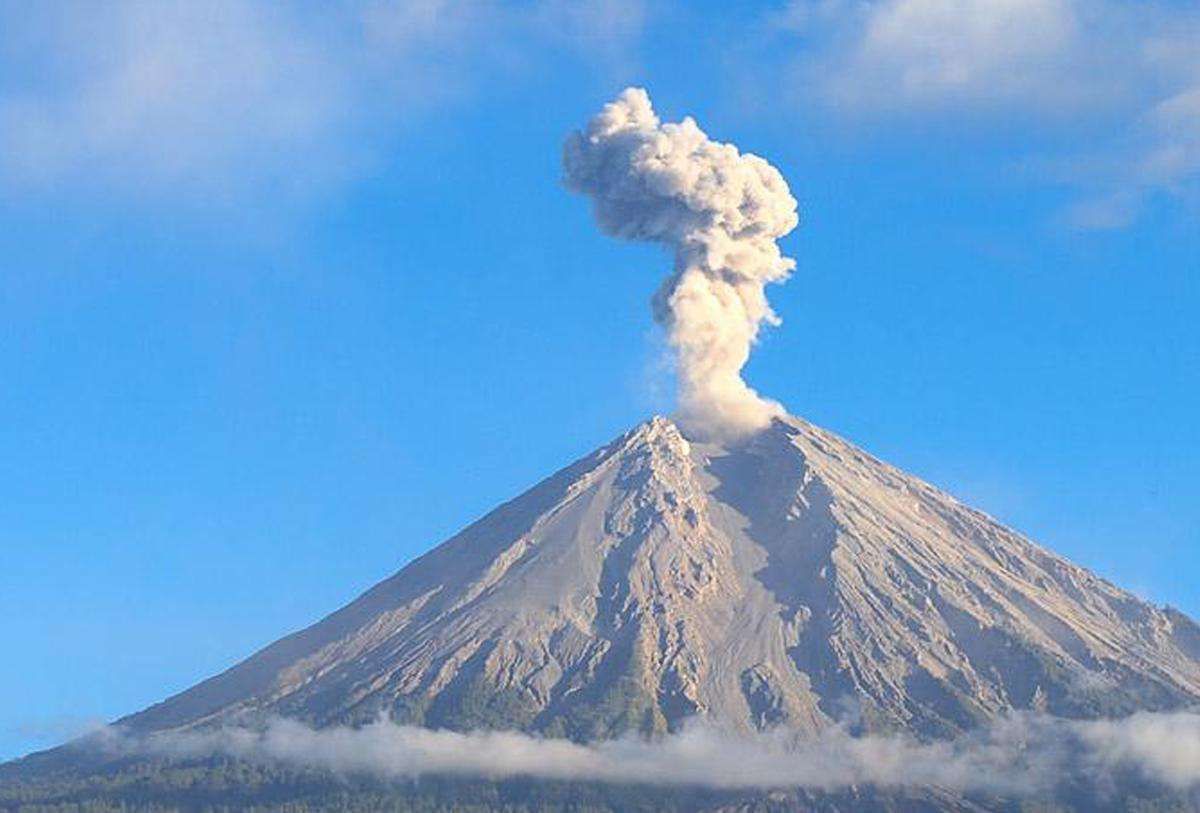 erupsi-gunung-semeru-abu-vulkanik-tebal-mengarah-ke-tenggara-dan-selatan